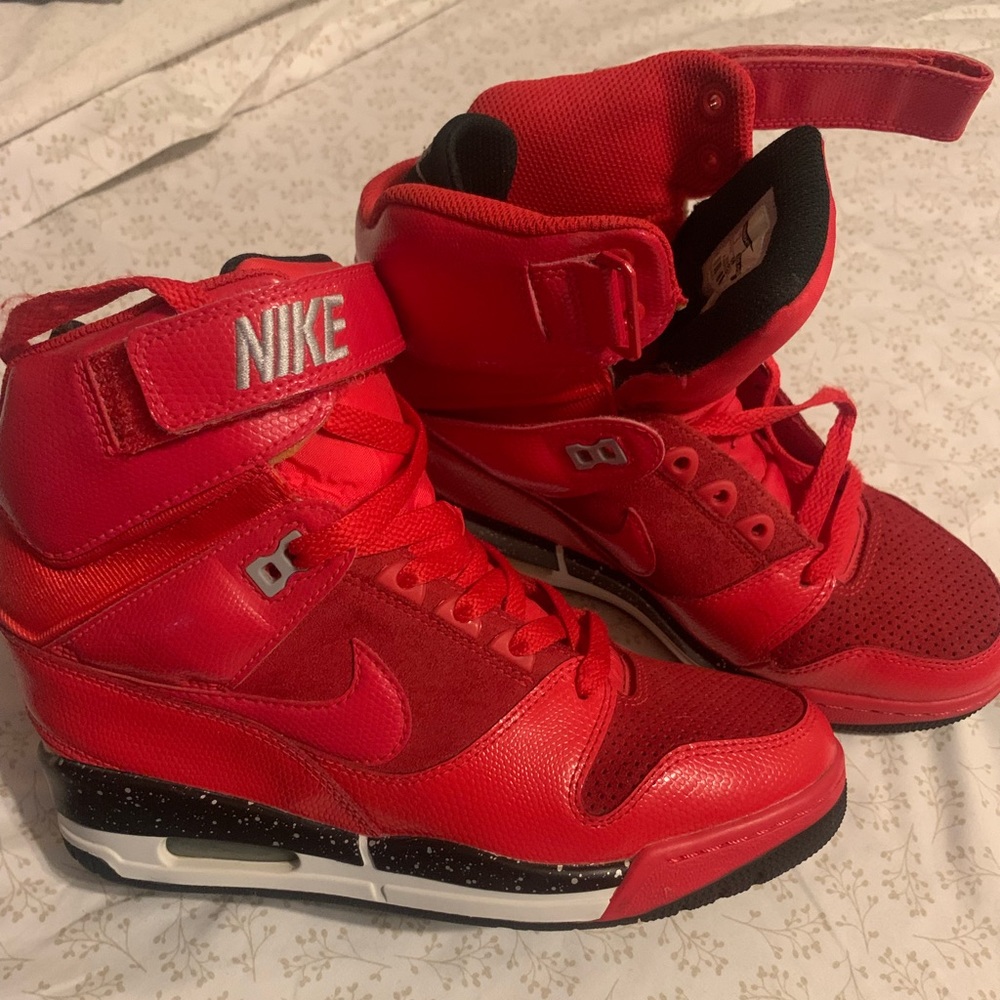 SOLD- Nike sky high revolution